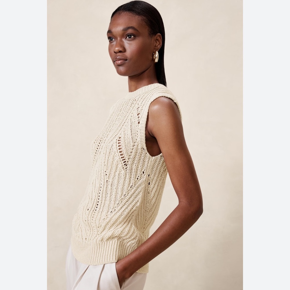 Banana Republic cream crewneck sweater vest, S